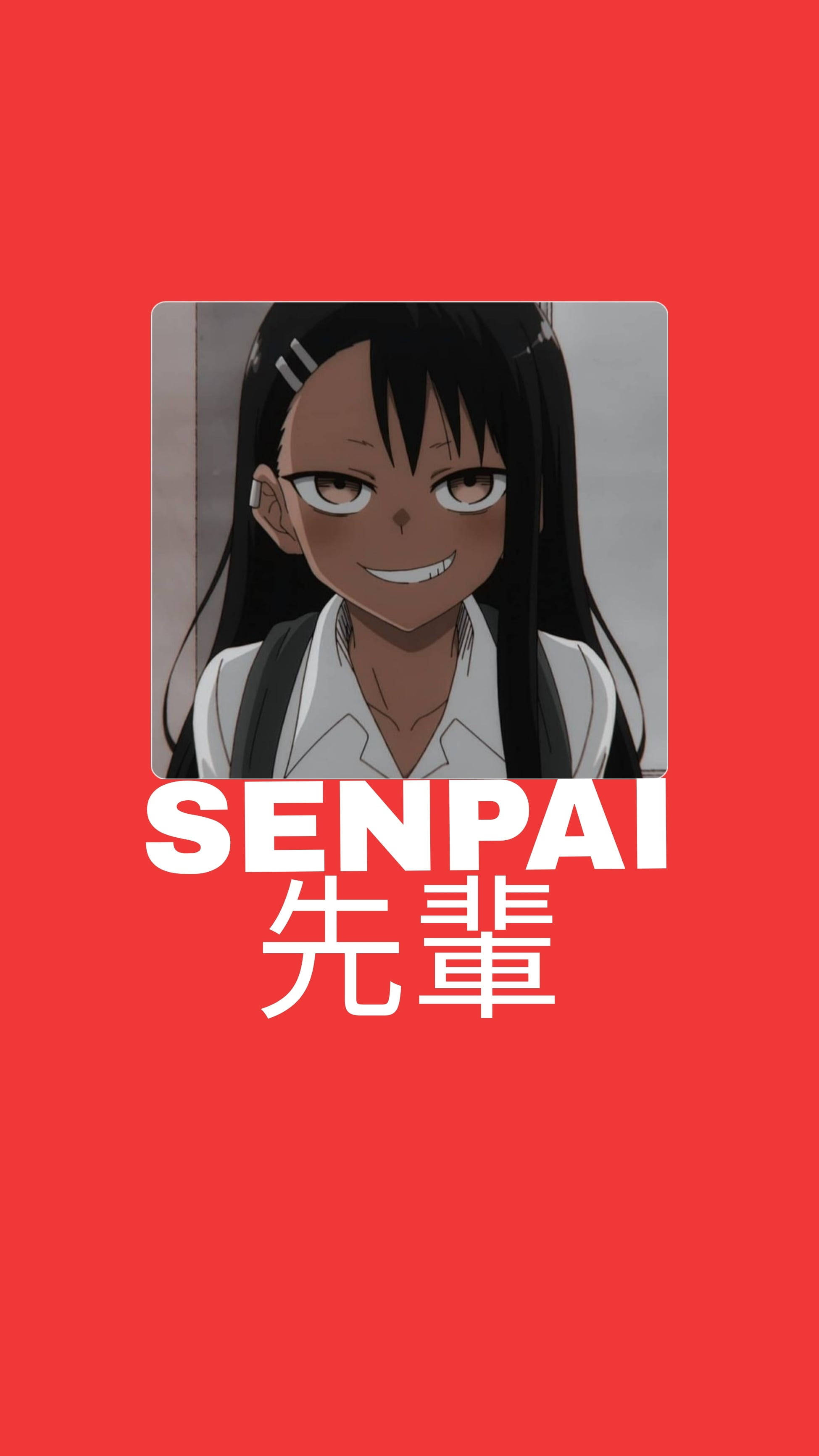 Nagatoro 桌布 壁紙 — 一位開朗的黑髮眼鏡動漫女孩在帶有'SENPAI'文字的鮮紅色背景上微笑。
