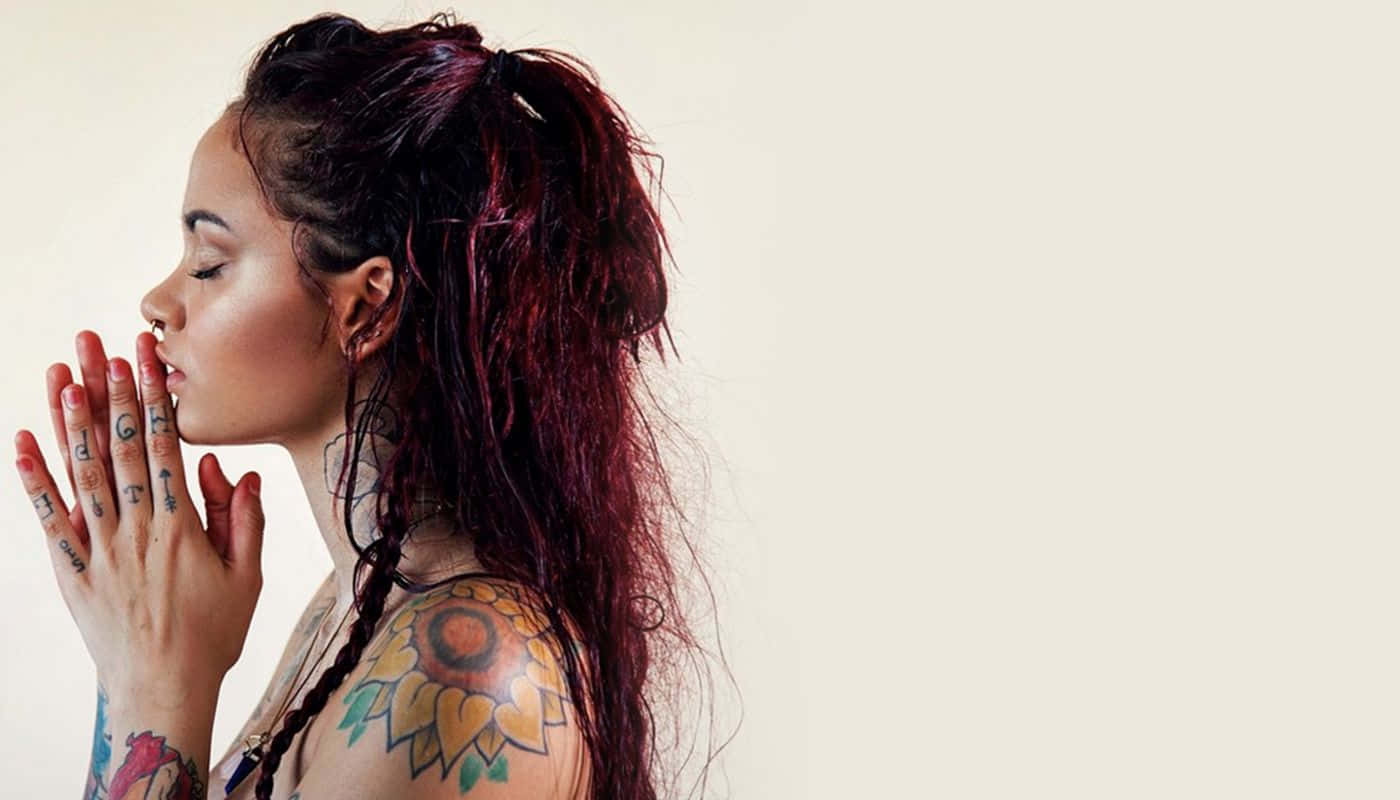 一位雙手有紋身的女性正在祈禱 壁紙