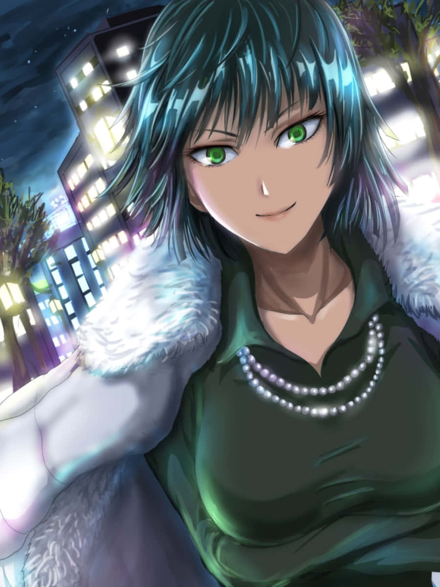 Hellish Blizzard 桌布 壁紙 — 一位青綠色頭髮、綠色眼睛的動漫女孩在夜晚閃爍的城市景觀中微笑，穿著毛領外套和珍珠項鍊。