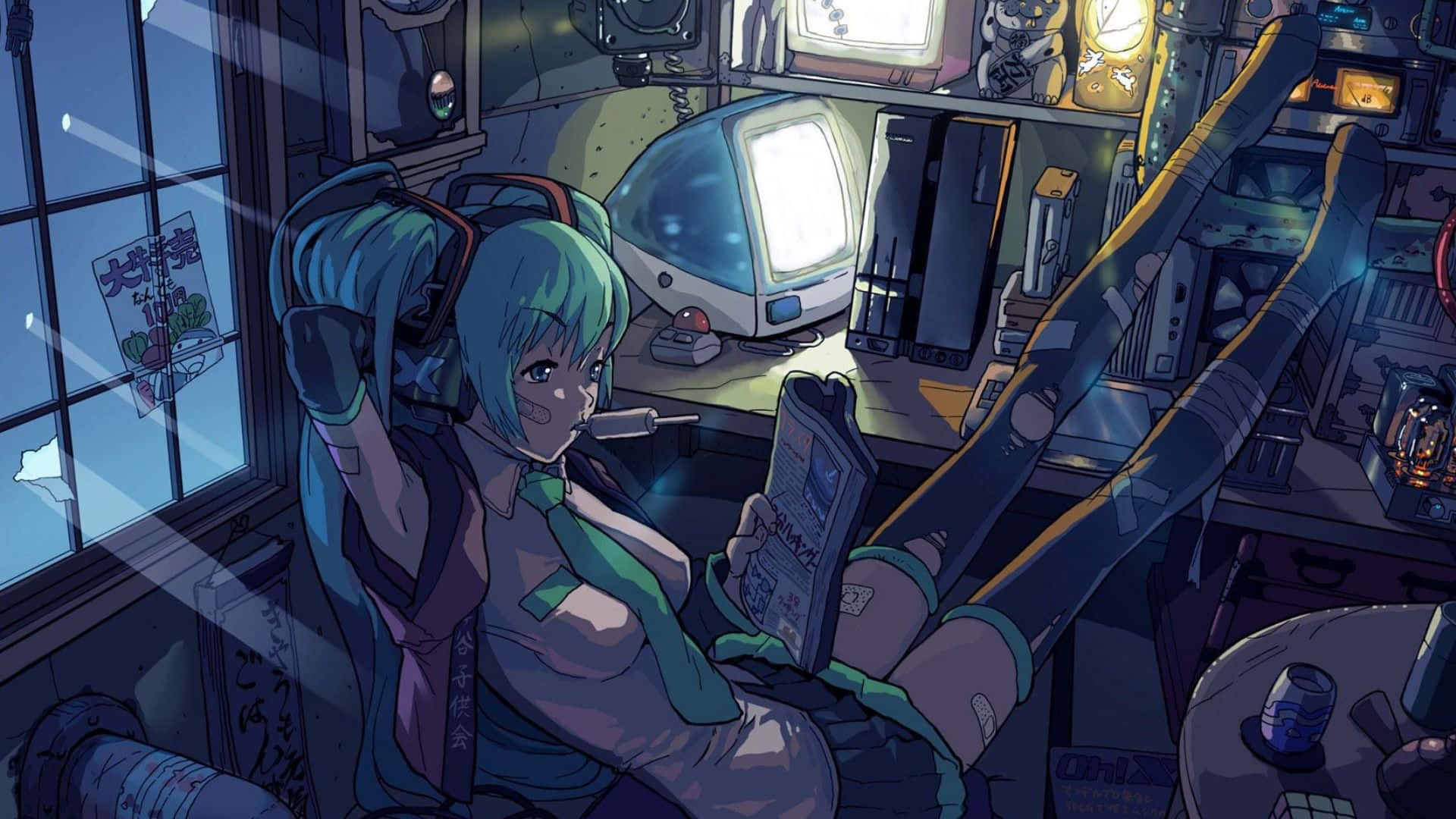 HD Gaming 桌布 壁紙 — 一位青綠色頭髮的動漫女孩在夜晚於雜亂的復古遊戲室中，在舊CRT顯示器的光芒下閱讀漫畫。