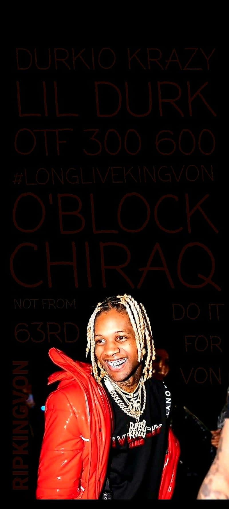 King Von And Lil Durk 桌布 壁紙 — 一位面帶微笑、梳著辮子的人穿著紅色外套，背景是黑色，充滿發光的文字致敬。