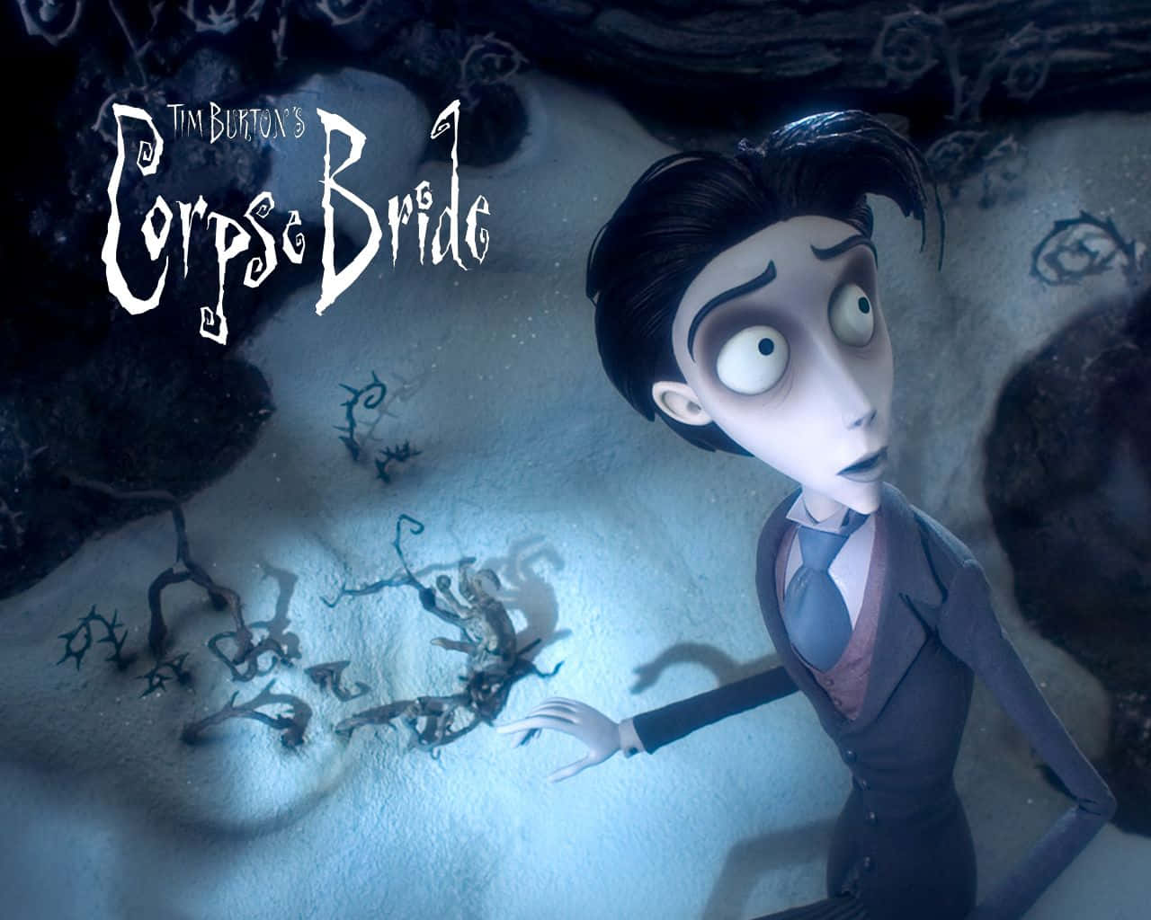 corpse bride 桌布 壁紙 — 一位面色蒼白的動畫新郎穿著西裝，震驚地凝視著從冰凍地面冒出的屍體新娘的骷髏形態。