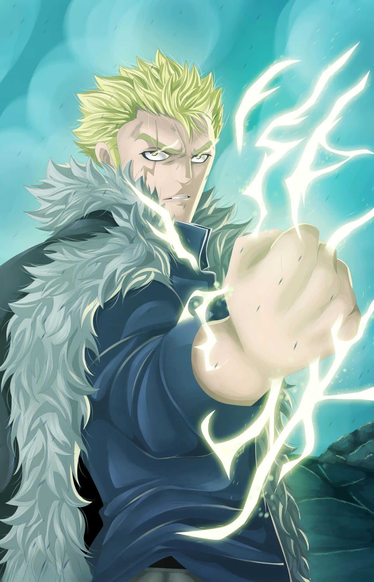 Laxus Dreyar 桌布 壁紙 — 一位頭髮尖刺、身穿毛領外套的動漫戰士，在青綠色的天空下，從緊握的拳頭中釋放出噼啪作響的閃電。
