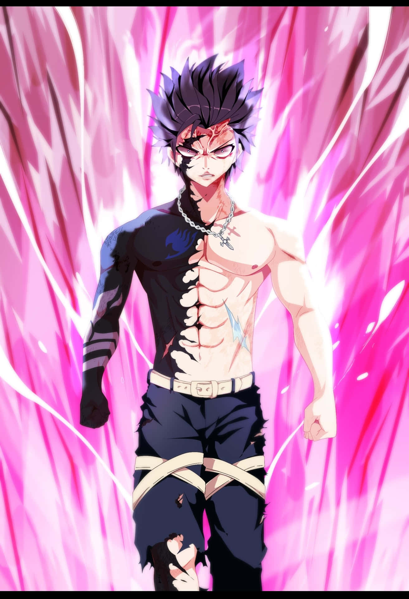 Gray Fullbuster 桌布 壁紙 — 一位頭髮尖刺、軀幹有疤痕的動漫戰士，挑釁地站在充滿活力的粉紅色能量爆發前。