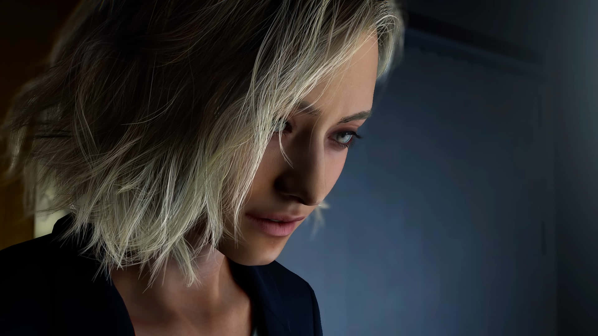 Resident Evil Requiem Grace Ashcroft Closeup 壁紙 — 一位頭髮蓬鬆的金髮女性在昏暗的房間裡向下凝視，房間裡有柔和的藍色和溫暖的琥珀色燈光。