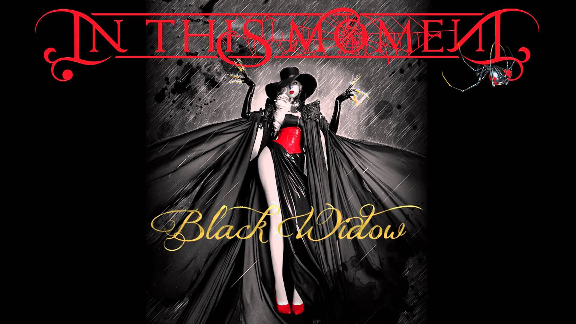 In This Moment《Black Widow》 壁紙 — 一位風格化的女性穿著黑色斗篷和紅色束腰，戲劇性地站在雨景背景前，帶有 'Black Widow' 文字。