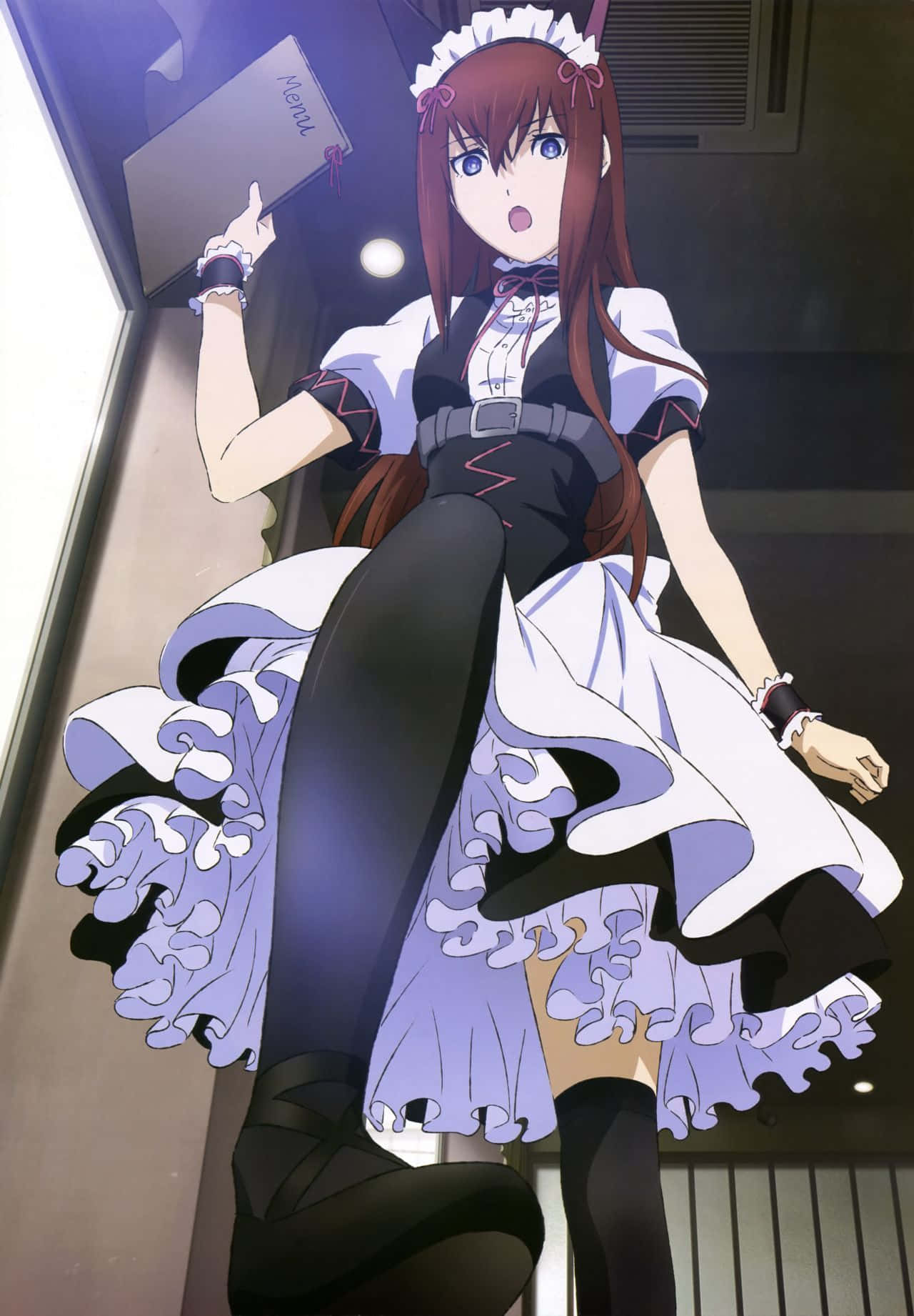 kurisu makise 桌布 壁紙 — 一位驚訝的女僕動漫角色，身穿黑白荷葉邊連衣裙，在昏暗的走廊裡拿著剪貼板。