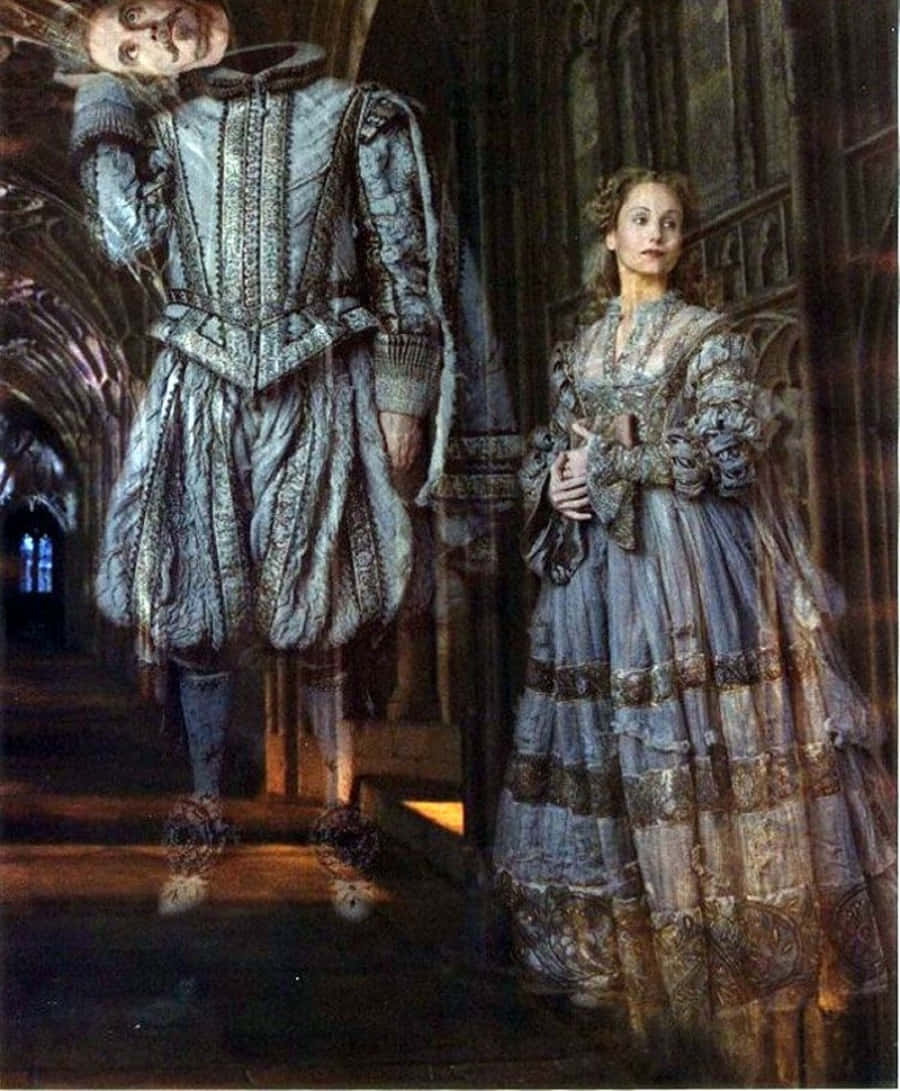 The Hogwarts Ghosts 桌布 壁紙 — 一位高聳的裝甲騎士和一位身穿華麗藍色長袍的貴族女性站在光線昏暗的哥德式大教堂中，教堂有拱形石牆。