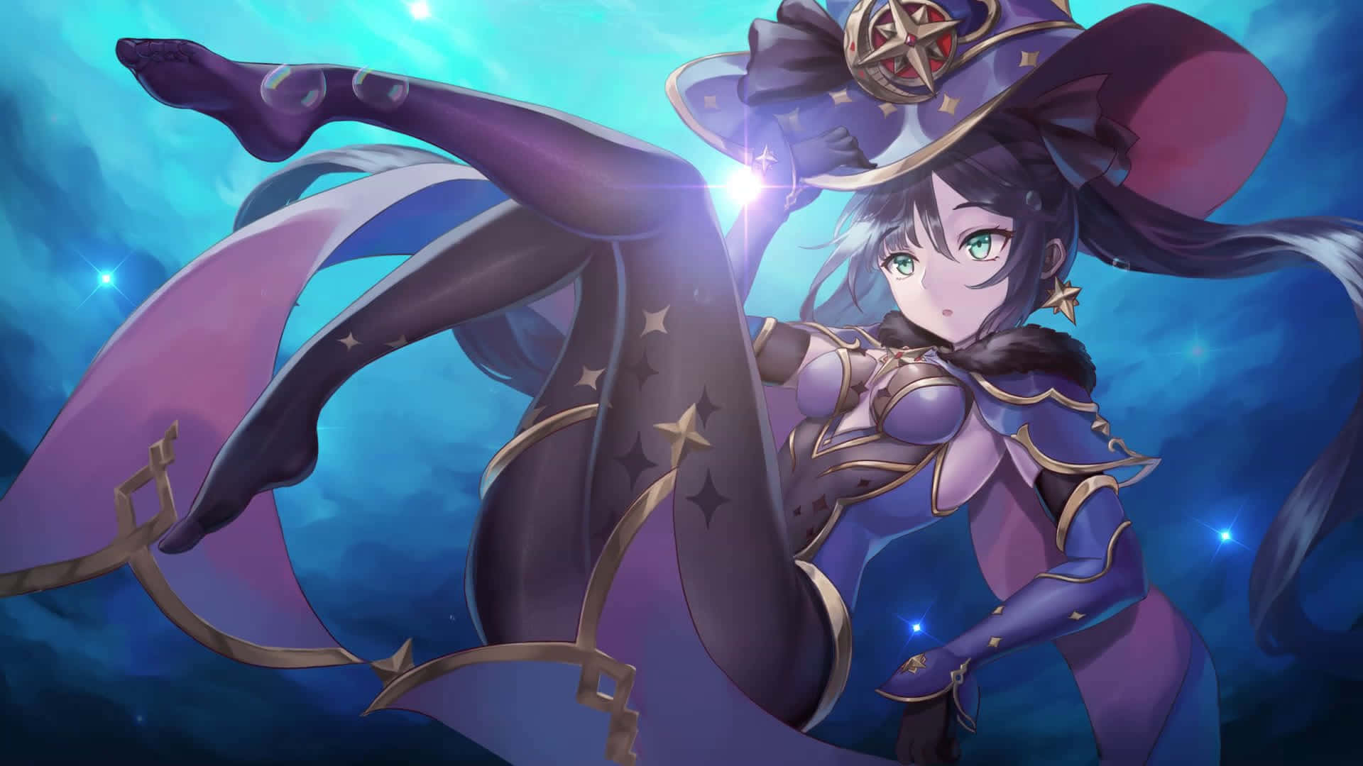 Genshin Impact Mona 桌布 壁紙 — 一位魔法動漫少女穿著紫色女巫服裝，披著星塵斗篷，在閃耀的藍色星空下優雅地擺姿勢。