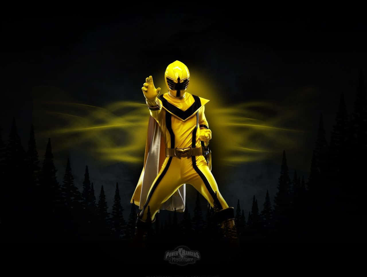 Power Rangers 桌布 壁紙 — 一位黃色Power Ranger在夜晚的黑暗森林中英勇站立，發光的能量在他周圍旋轉。
