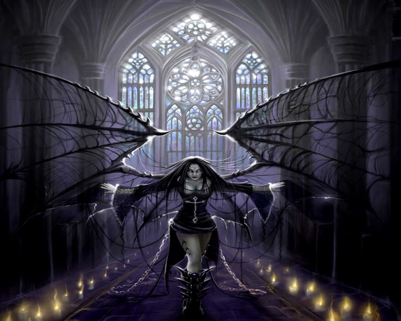 Dark Gothic 桌布 壁紙 — 一位黑翼女惡魔威嚴地站在哥德式大教堂中，被彩繪玻璃和地板蠟燭照亮。
