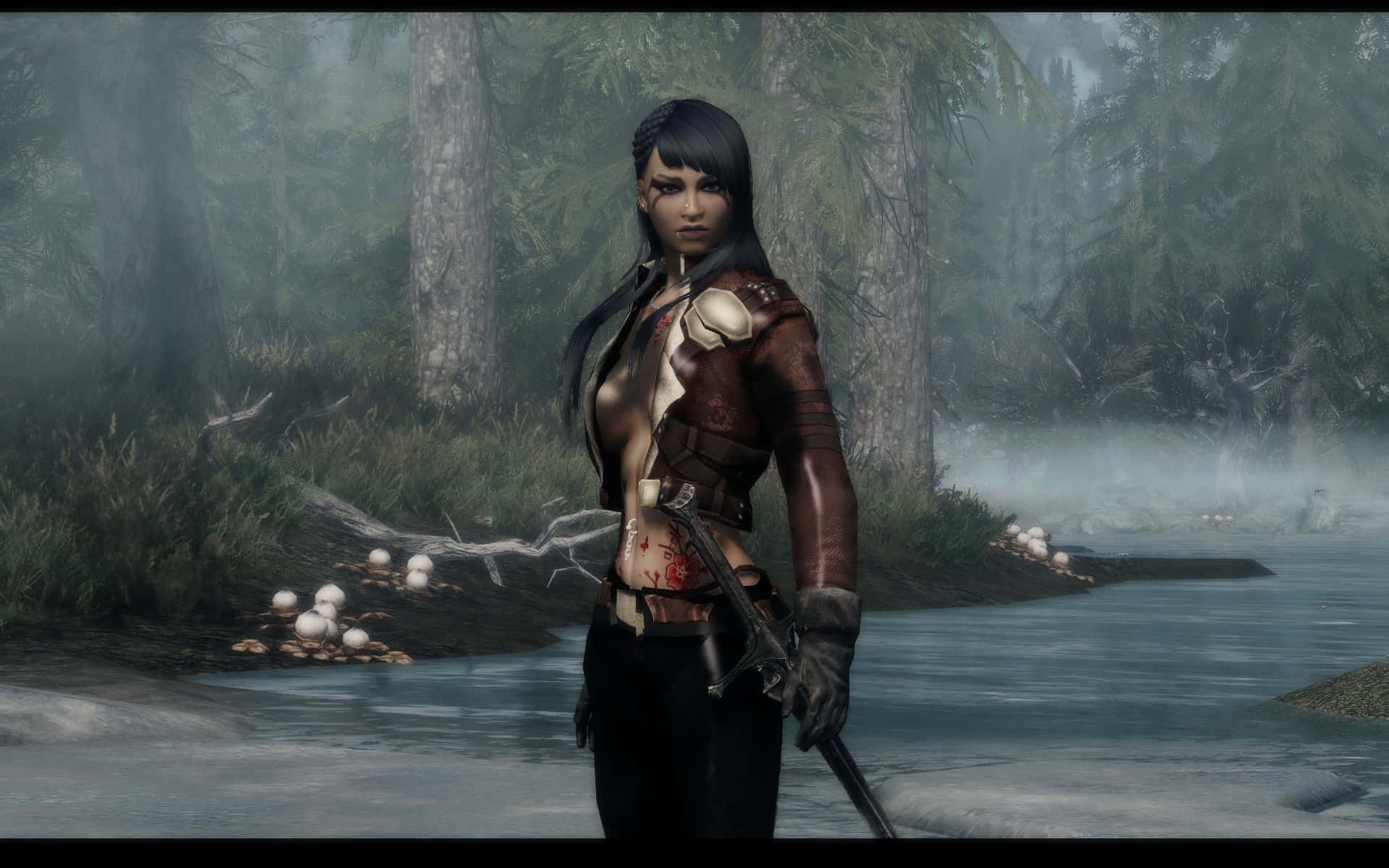 Skyrim Karliah 桌布 壁紙 — 一位黑髮、上身血跡斑斑的女戰士站在濃霧森林中的河邊，手持一把劍。