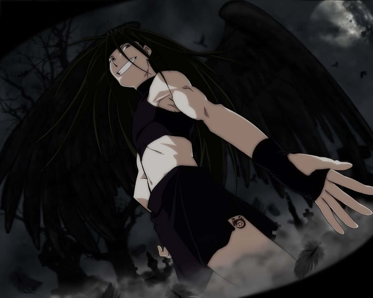Fullmetal Alchemist Envy 桌布 壁紙 — 一位黑髮、擁有黑色翅膀的動漫女孩，在月光下的陰暗墓園中燦爛微笑。