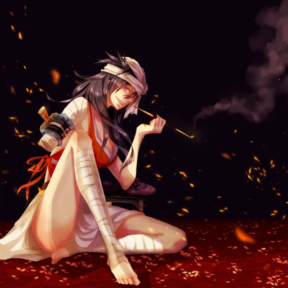 Kukaku Shiba 桌布 壁紙 — 一位黑髮動漫女孩穿著白色和橙色長袍，坐在凳子上，在黑色背景下，金色落葉飄落中抽著煙斗。