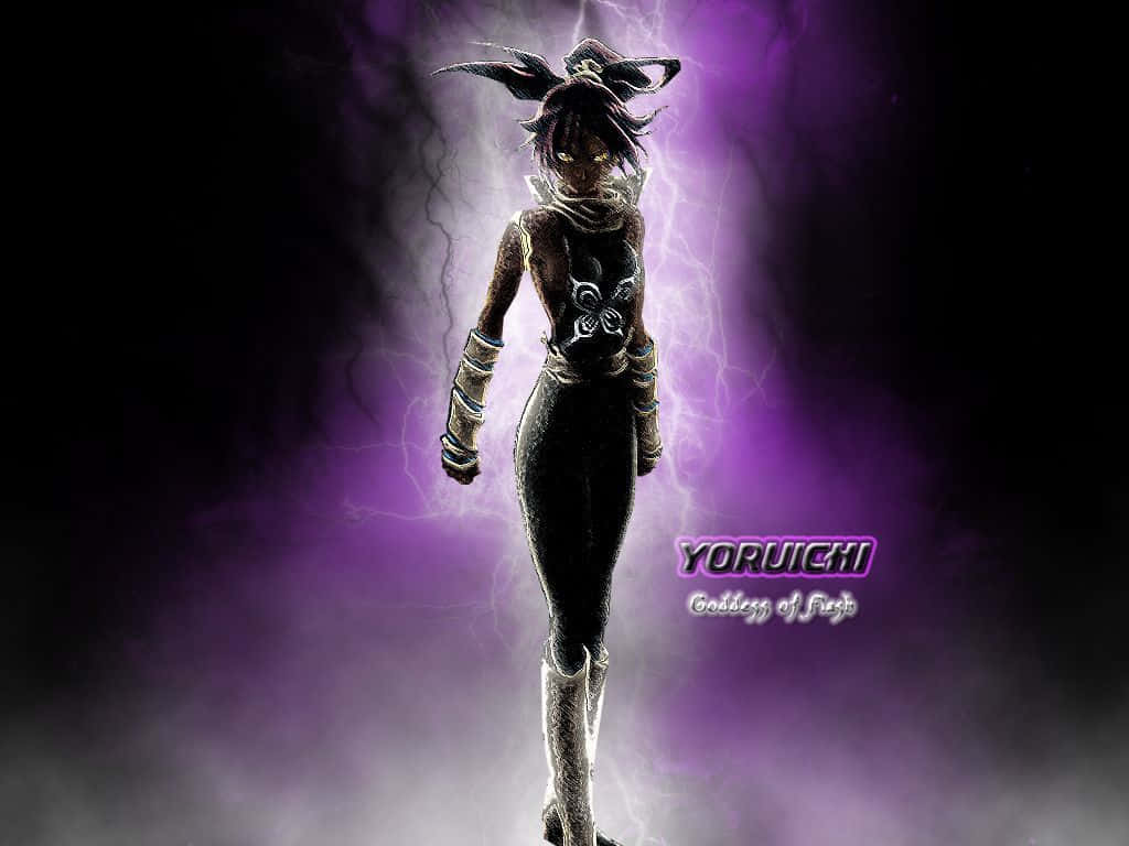 Yoruichi Shihoin 桌布 壁紙 — 一位黑髮動漫戰士站在煙霧繚繞的黑色背景中，周圍環繞著噼啪作響的紫色閃電。