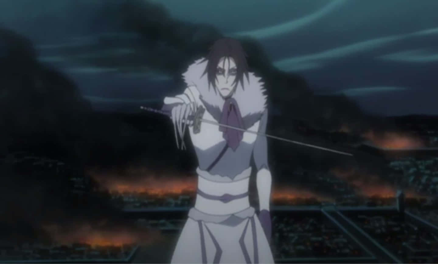 Bleach Muramasa 桌布 壁紙 — 一位黑髮動漫戰士身穿白色盔甲，在暴風雨夜空下，手持劍對峙著燃燒的城市天際線。