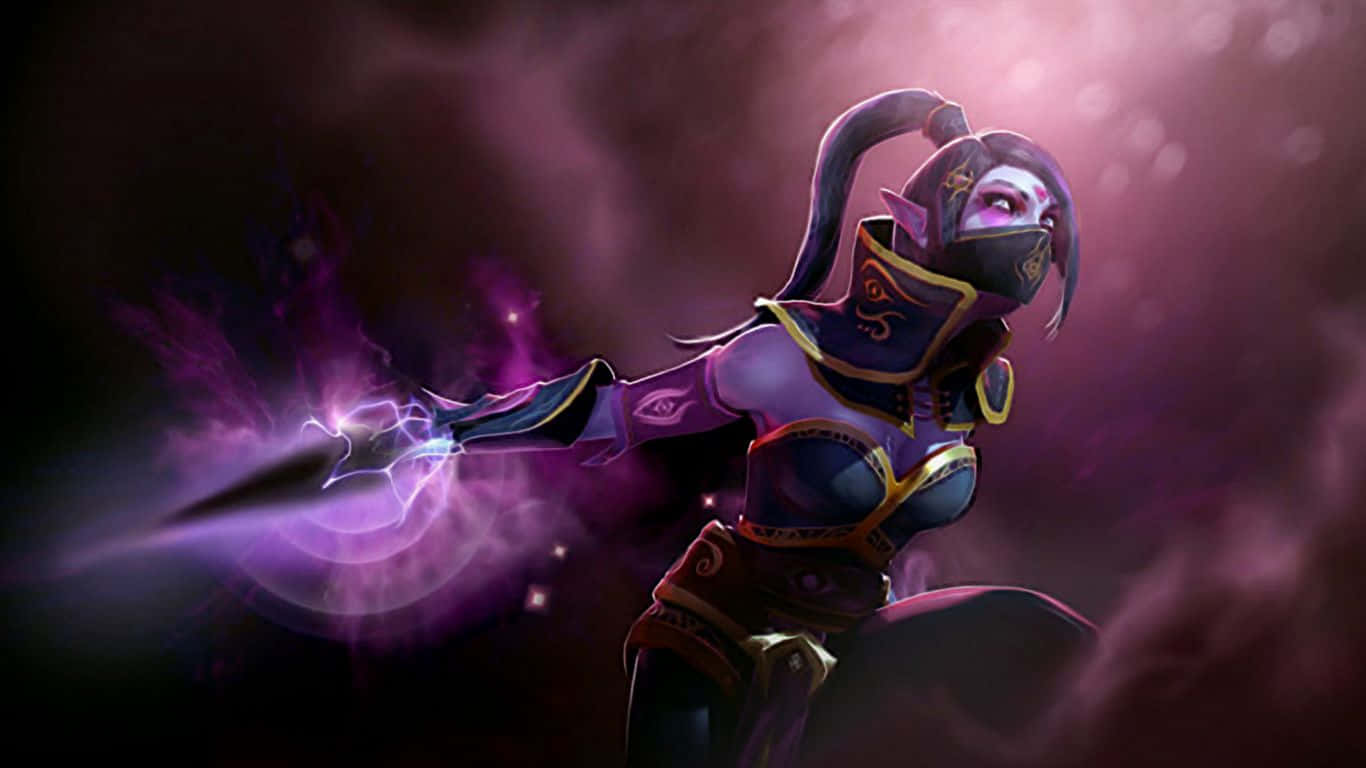 Templar Assassin 桌布 壁紙 — 一位黑髮動漫戰士身穿紫色盔甲，在煙霧繚繞的神秘背景下，從伸出的手中釋放出發光的紫色能量。