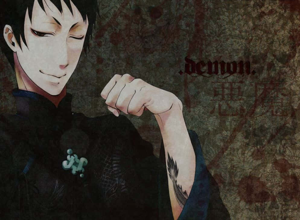 Black Butler Lau 桌布 壁紙 — 一位黑髮動漫男子閉著眼睛，露出得意的笑容，在帶有紋理的棕色背景上彎曲他帶有紋身的手臂，背景上有「惡魔」文字。