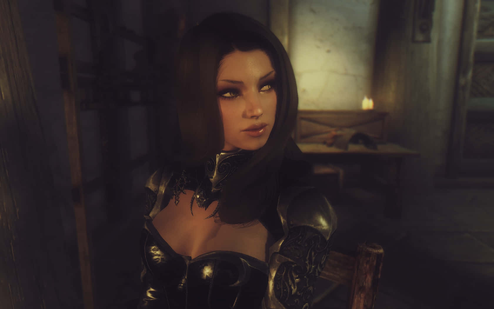 Skyrim Serana 桌布 壁紙 — 一位黑髮女子身穿華麗黑色盔甲，坐在光線昏暗的石室中，背景中一支蠟燭柔和地發光。