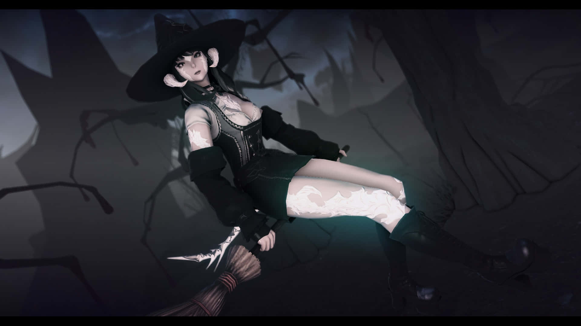 Witching Hour 桌布 壁紙 — 一位黑髮女巫戴着黑色帽子和束身衣，騎着掃帚飄過一個有扭曲樹木的陰森森林。
