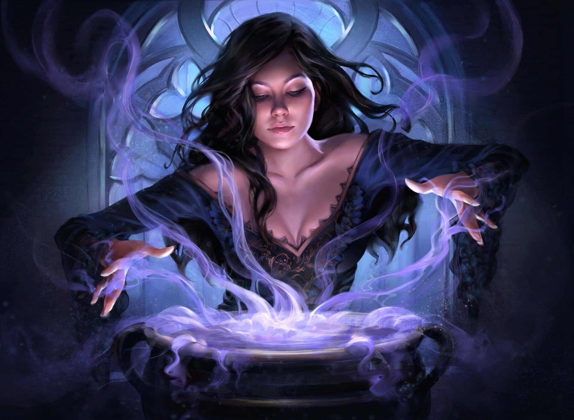 Magic Spell 桌布 壁紙 — 一位黑髮女巫身穿黑色長袍，在彩繪玻璃窗下從冒煙的大鍋中引導出發光的紫色魔法。