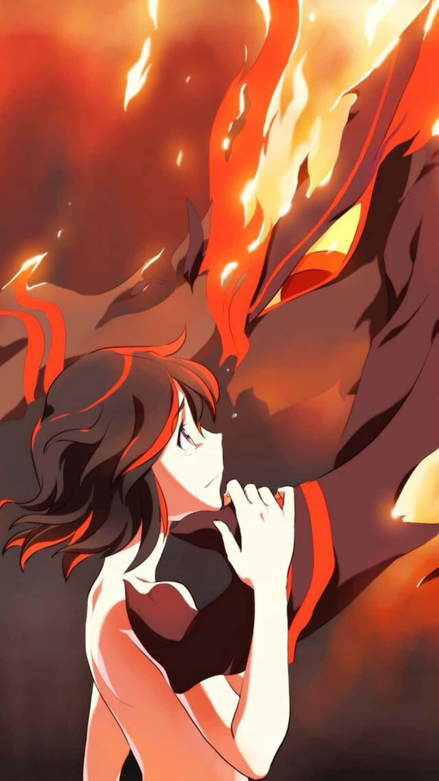 Kill La Kill Senketsu 桌布 壁紙 — 一位黑髮年輕女子輕輕觸摸一隻散發著橙色和紅色火焰的巨大龍的火焰面孔。
