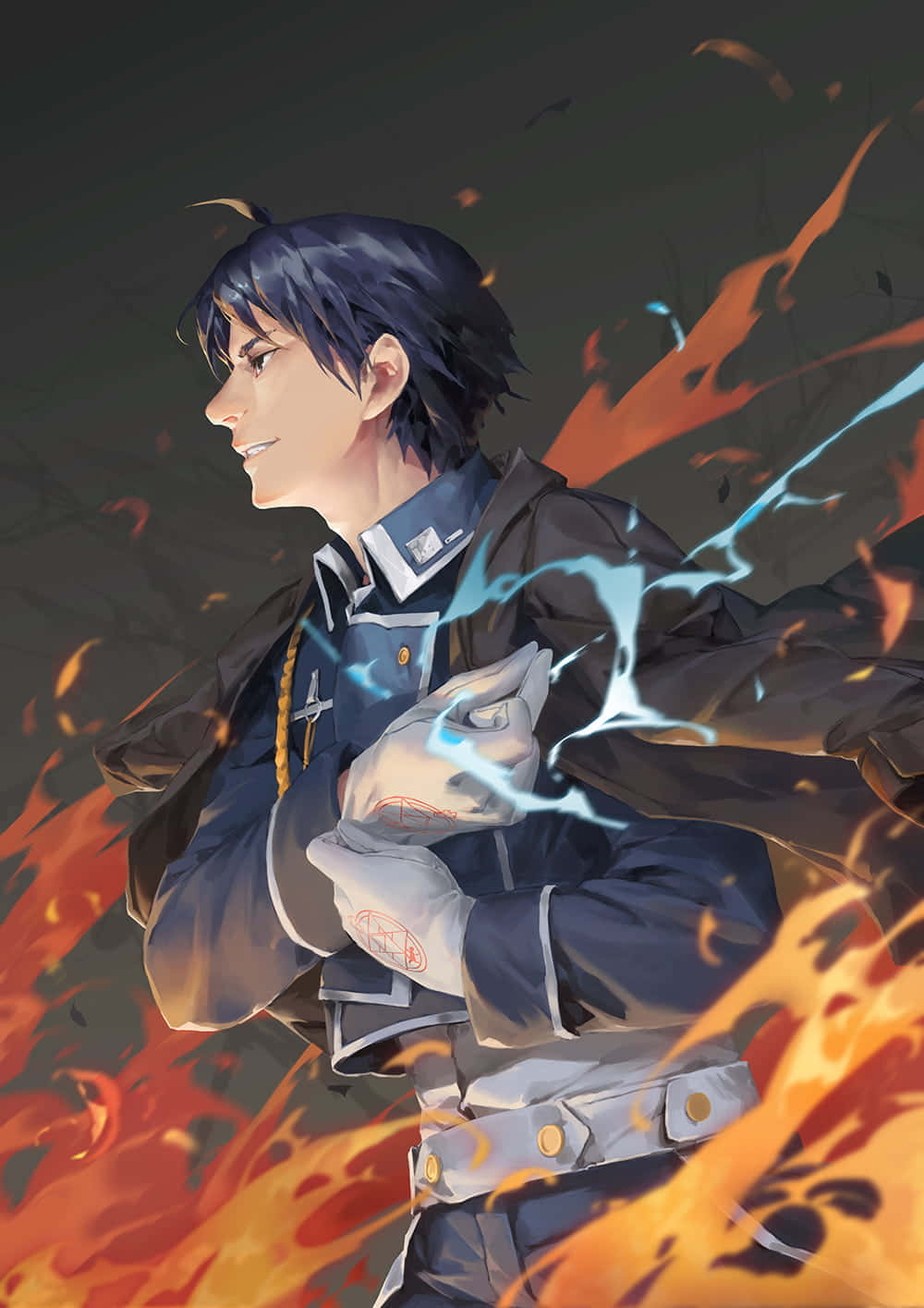 Roy Mustang 桌布 壁紙 — 一位黑髮的年輕動漫男性在旋轉的橙色火焰中引導藍色閃電，擺出動態的戰鬥姿勢。