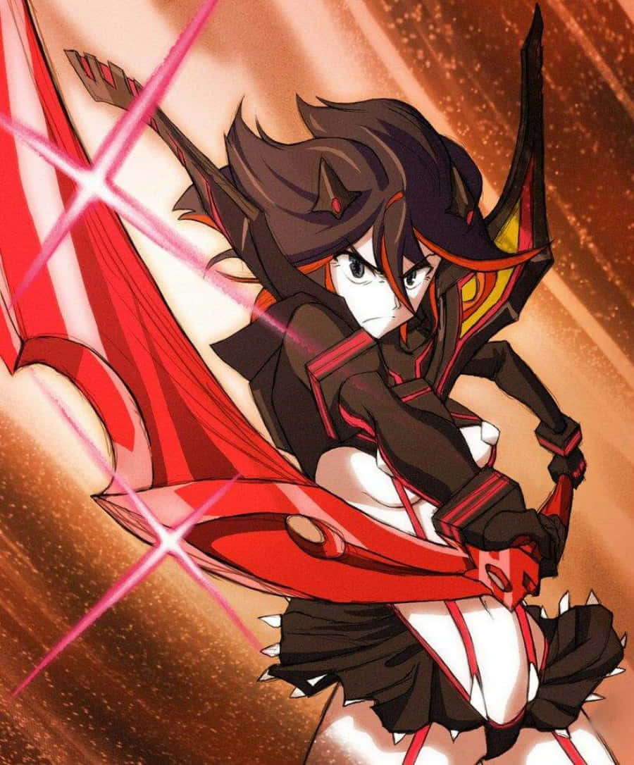 Kill La Kill Senketsu 桌布 壁紙 — 一位黑髮紅甲動漫女孩在熾熱橙色背景前揮舞發光劍。
