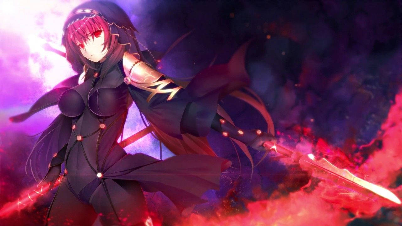 《Fate/Grand Order》Lancer 壁紙 — 一位黑髮紅眼的動漫女孩在熾熱的紅色和紫色宇宙能量中揮舞著發光的劍。