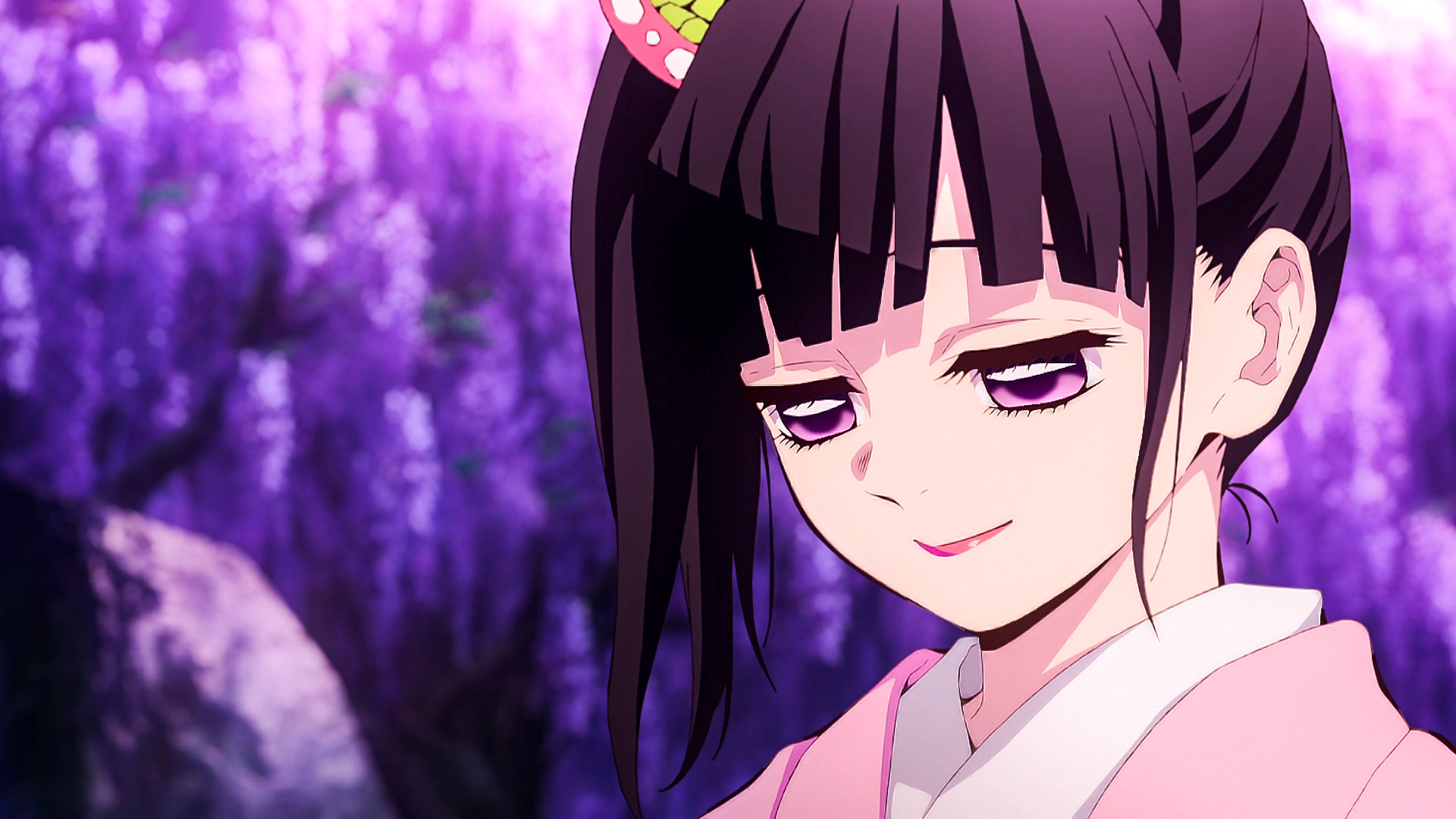 Demon Slayer 4K Kanao Wisteria 壁紙 — 一位黑髮紫眸的年輕動漫女孩，在充滿活力的紫色紫藤背景下溫柔微笑。