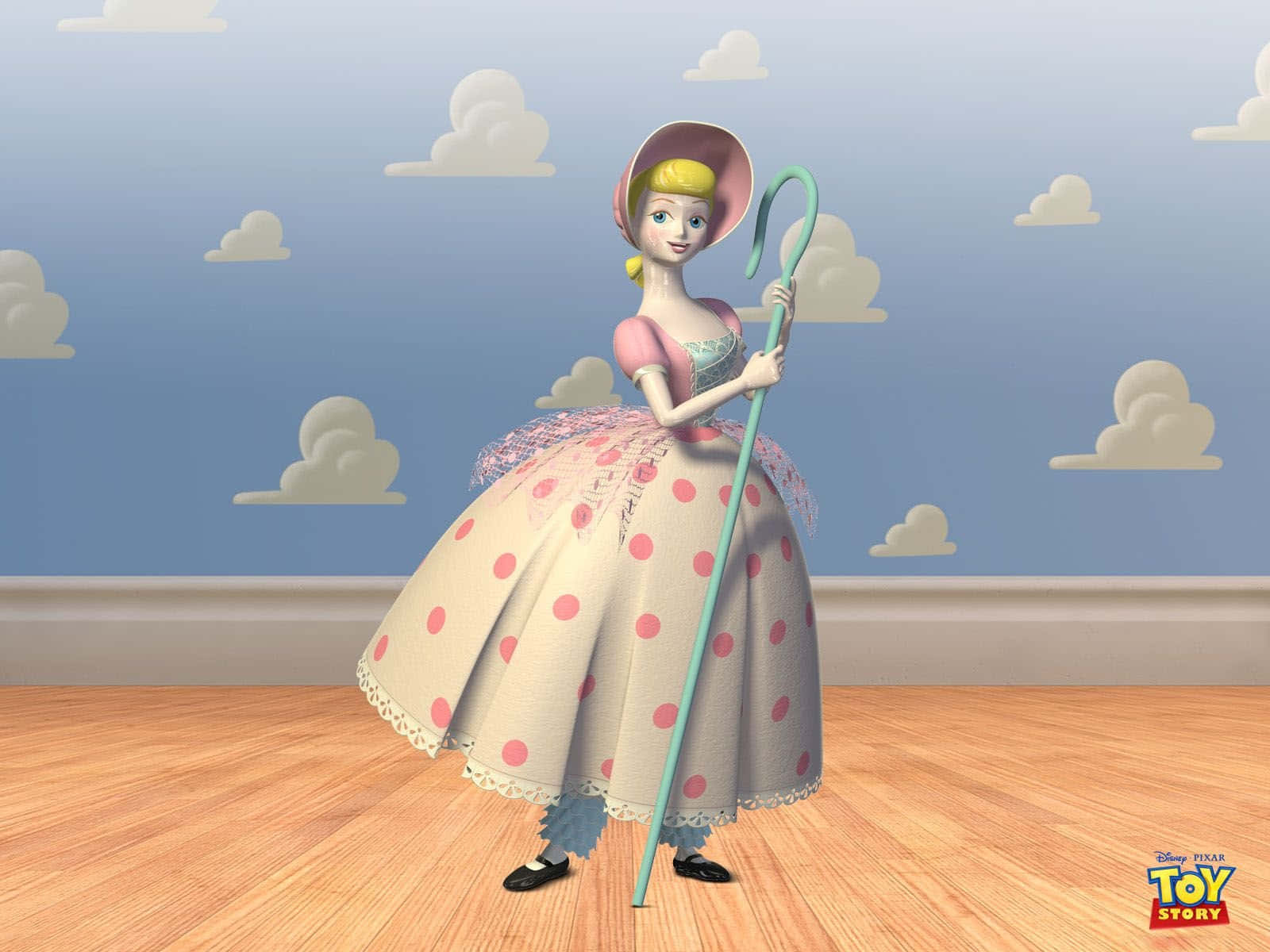 Toy Story Cloud 桌布 壁紙 — 一個 Pixar 風格的動畫娃娃，身穿粉紅色圓點連衣裙，在藍天白雲下拿著牧羊杖。