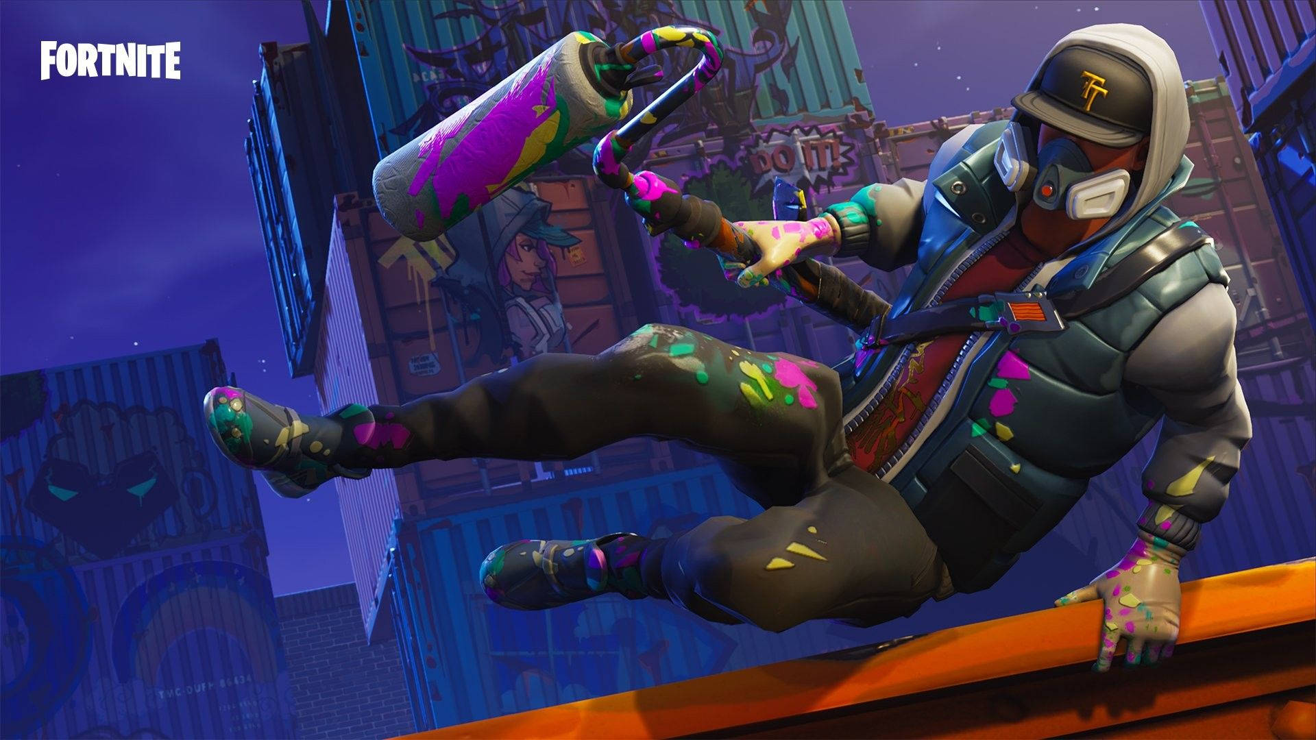 Fortnite 造型 桌布 壁紙 — 一個《要塞英雄》角色穿著連帽衫和面具，在夜晚於佈滿塗鴉的城市屋頂上揮動沾滿油漆的滾筒。