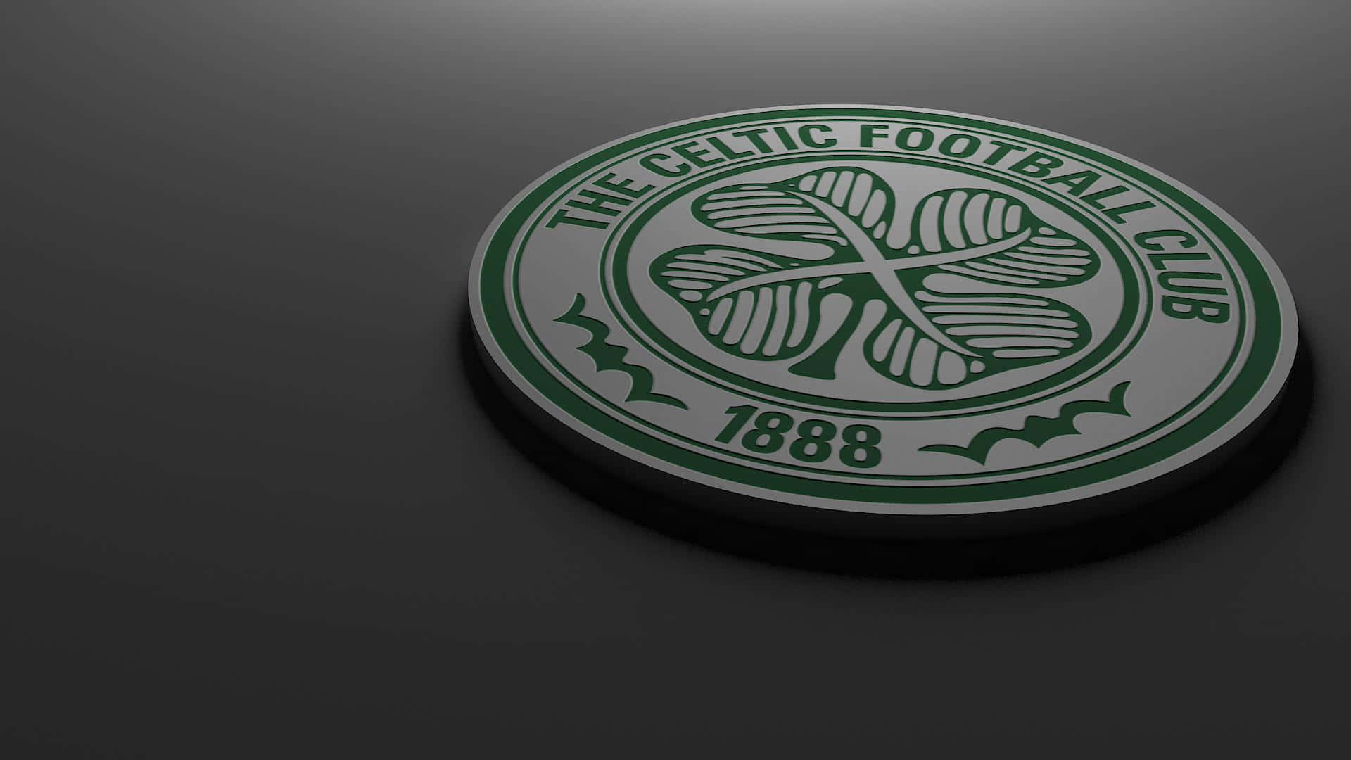 Celtic 桌布 壁紙 — 一個3D渲染的些路迪足球會徽章，帶有綠色三葉草和1888文字，位於深灰色表面上。