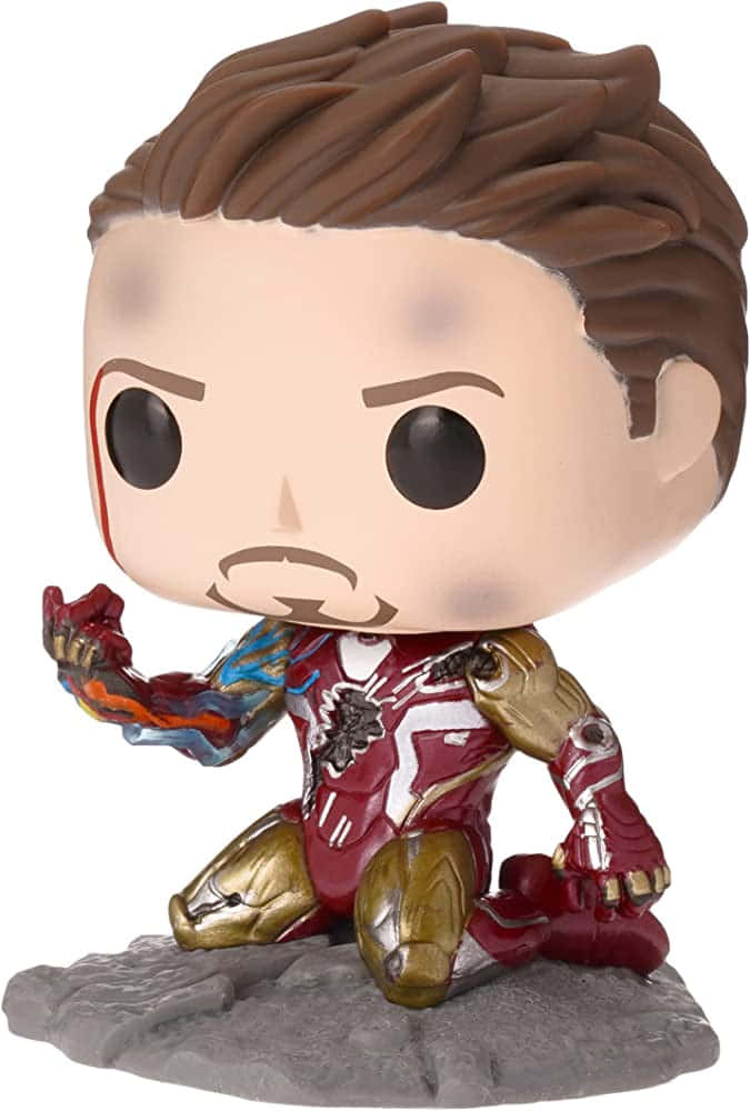Iron Man Pop Figures 桌布 壁紙 — 一個Funko Pop鐵甲奇俠跪地，身穿破損戰衣，臉上帶有血痕。