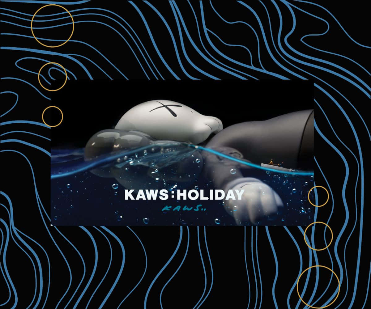 Kaws Holiday 桌布 壁紙 — 一個KAWS Holiday乙烯基公仔喺黑色背景上，被藍色波浪線同金色圓圈包圍，喺水底平靜咁漂浮，有氣泡上升。