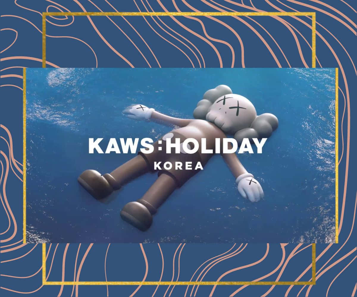 Kaws Holiday 桌布 壁紙 — 一個KAWS Holiday公仔在金色邊框和波浪線的抽象背景中，寧靜地漂浮在藍色水面上。
