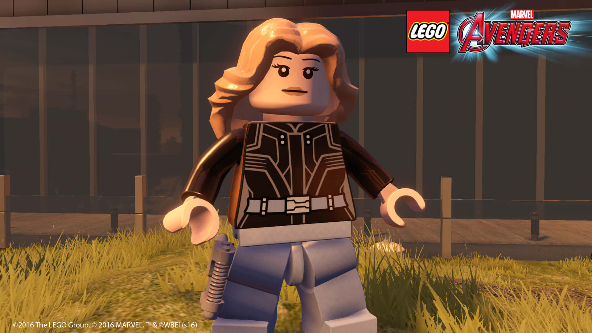 Agent 13 桌布 壁紙 — 一個LEGO Marvel角色站在草地上，背景是現代建築，在溫暖的傍晚光線下。