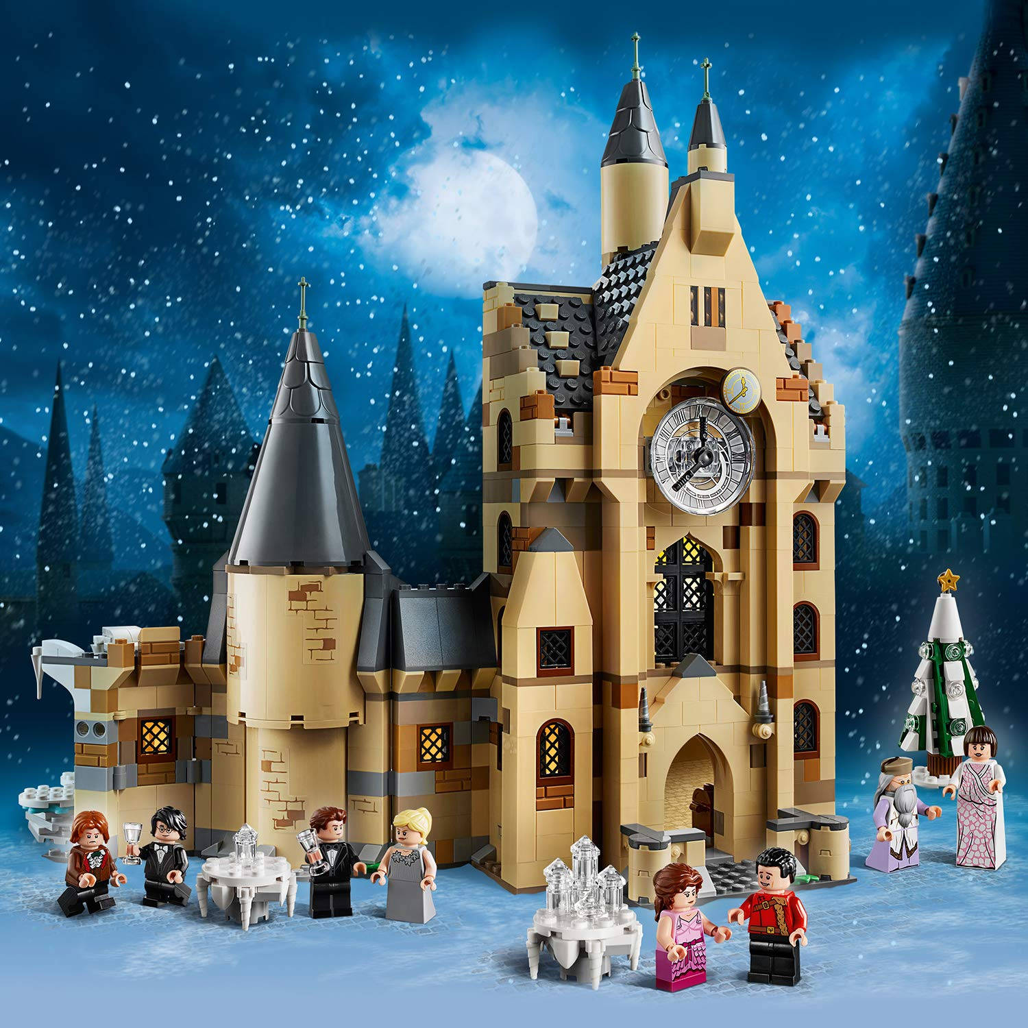 桌布 壁紙 — 一個LEGO哈利波特城堡，在雪夜天空下，迷你人偶聚集在桌子和裝飾樹周圍。
