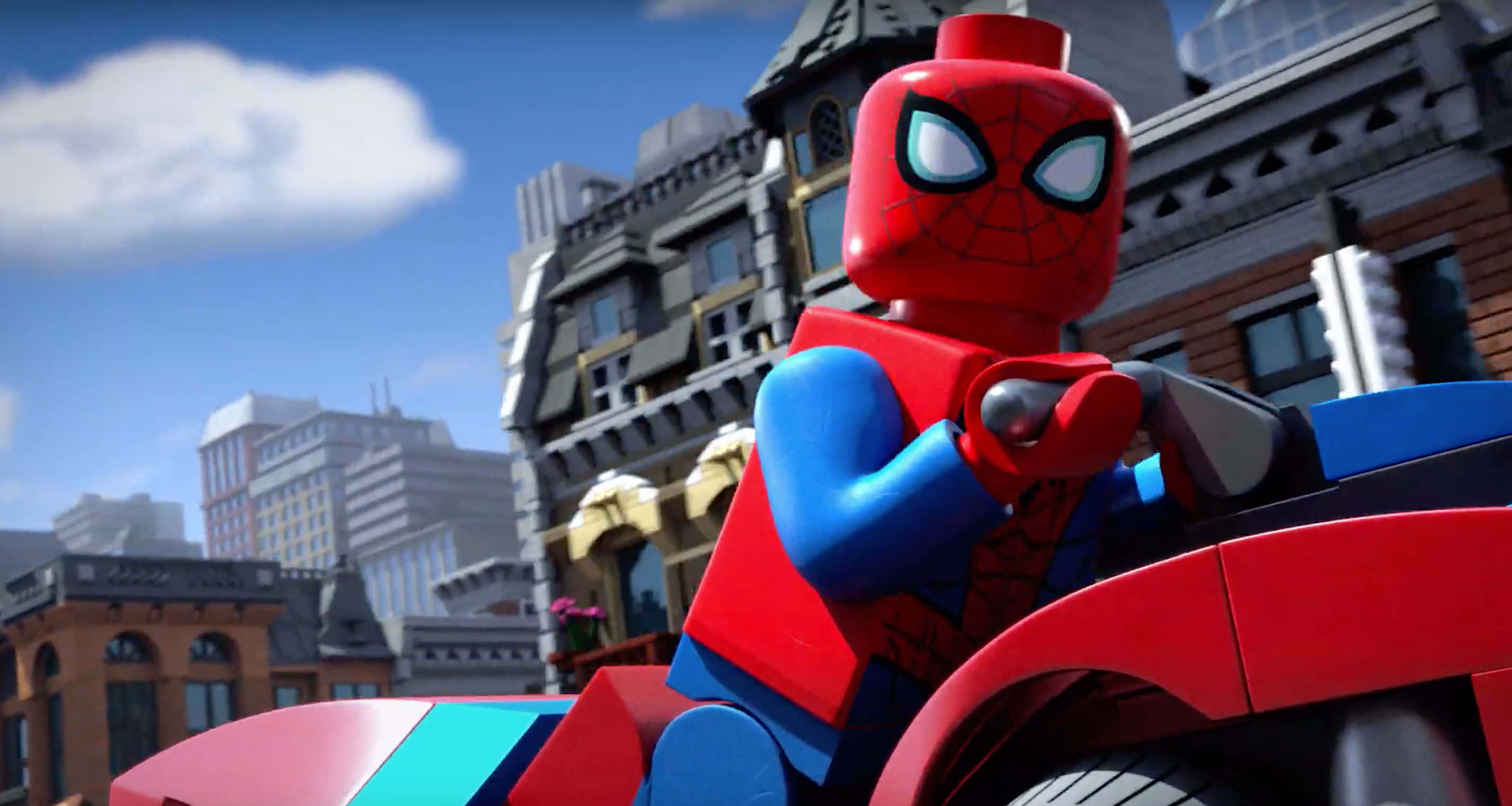 Animated Tv Show 桌布 壁紙 — 一個LEGO蜘蛛俠人偶喺晴朗嘅藍天白雲下，揸住紅色電單車穿梭喺細節豐富嘅城市景觀中。