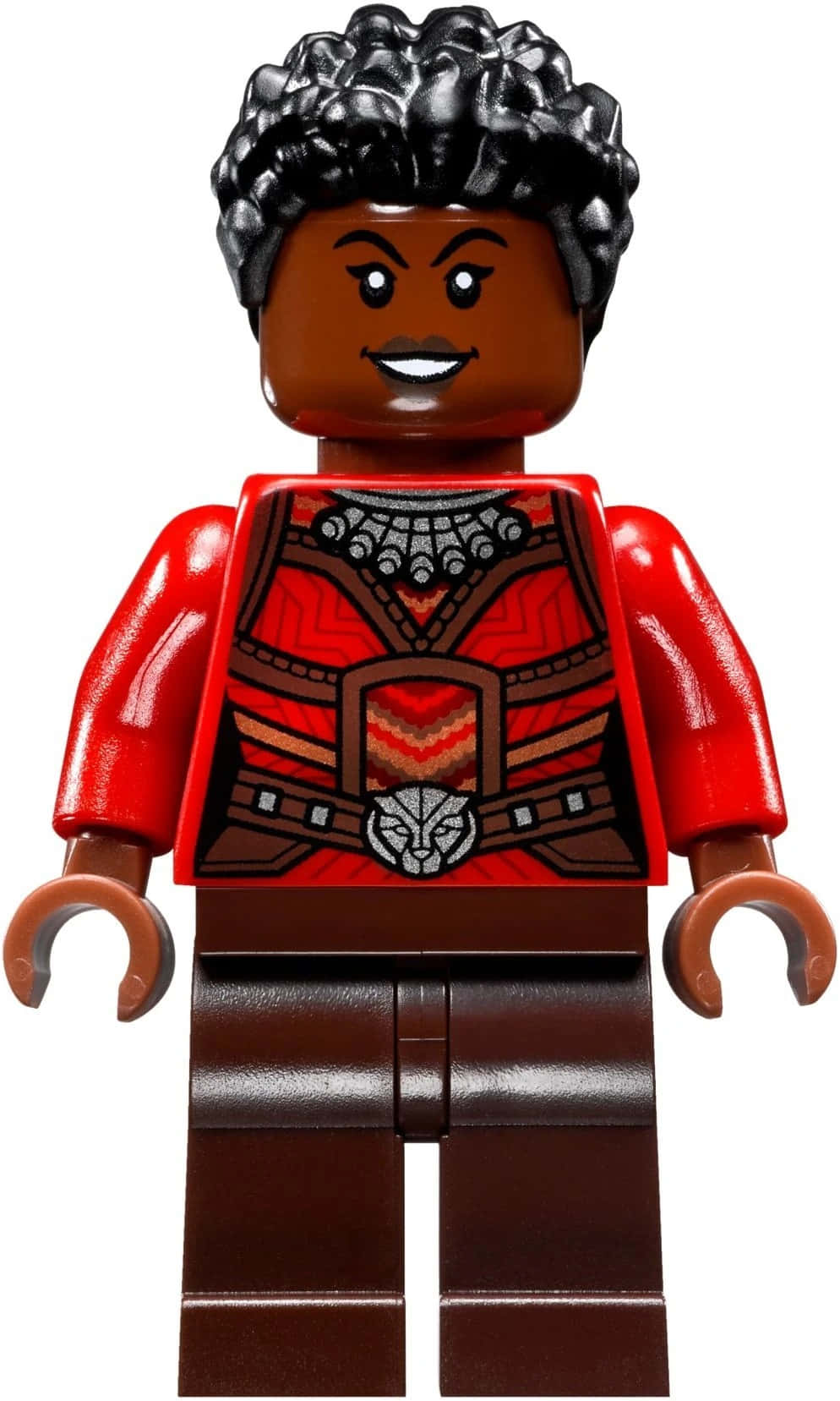 Nakia 桌布 壁紙 — 一個LEGO黑豹角色人仔，擁有黑色曲髮、紅色身軀和啡色褲子，背景為白色。