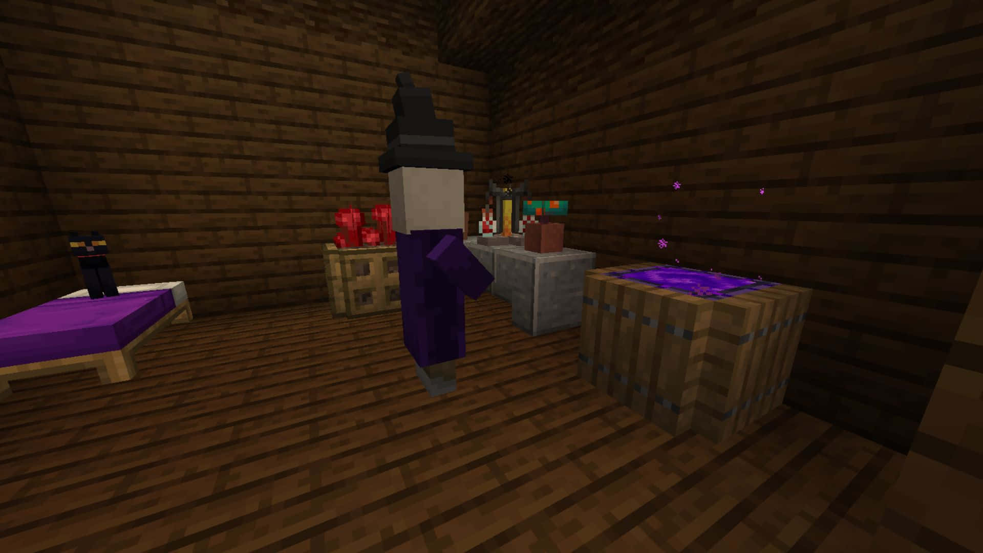 Minecraft Witch 桌布 壁紙 — 一個Minecraft女巫站在木屋內，有一張紫色床、貓、火炬和一個發出紫色粒子的釀造台。