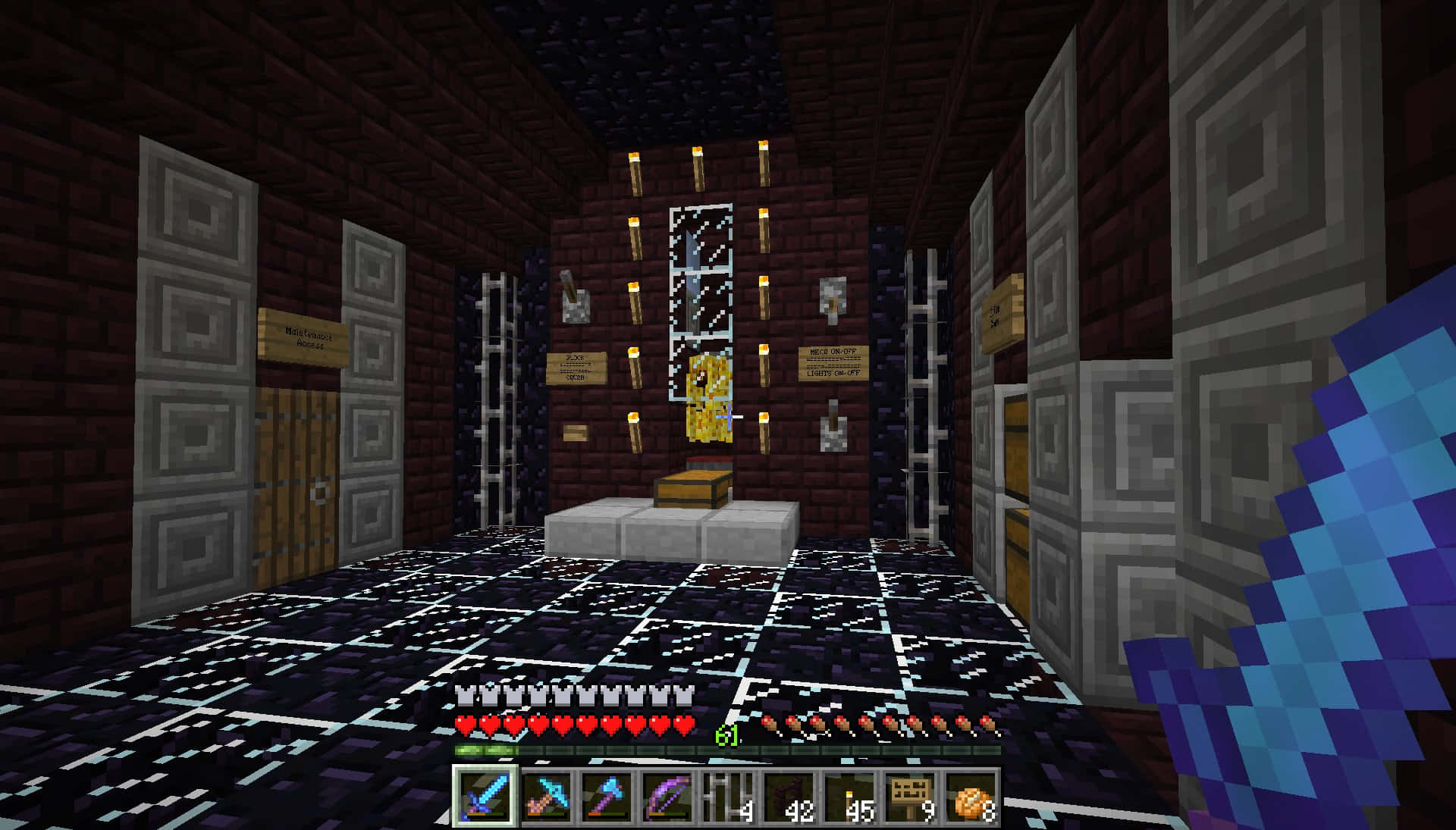 Minecraft Blaze Farming 桌布 壁紙 — 一個Minecraft玩家在一個光線昏暗、有火炬、石牆和發光寶箱的地牢中手持鑽石劍。