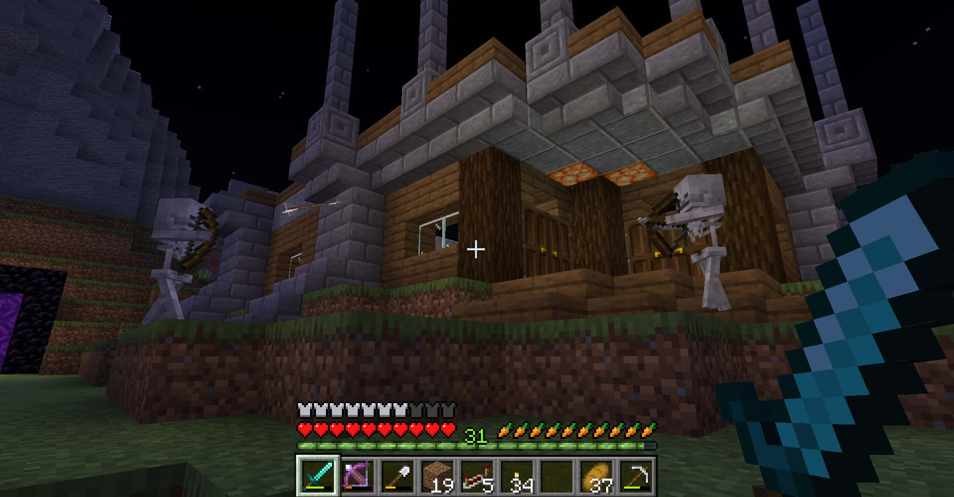 Minecraft Fight 桌布 壁紙 — 一個Minecraft玩家夜晚喺木屋附近，手拎鑽石劍，附近有石塔同骷髏骨。