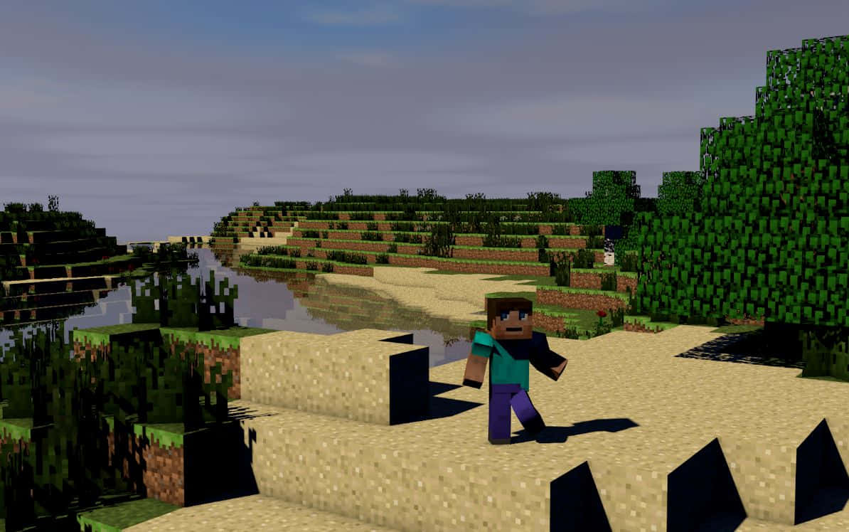 Minecraft Survival 桌布 壁紙 — 一個Minecraft角色喺多雲天空下，喺河邊嘅方塊沙地行過，旁邊有像素化嘅樹木同山丘。