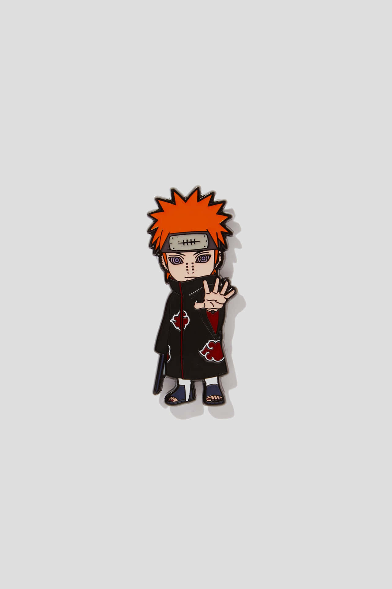Akatsuki Chibi 桌布 壁紙 — 一個Q版動漫角色，擁有尖刺的橙色頭髮和帶有紅色雲紋的黑色斗篷，站在純灰色背景前。