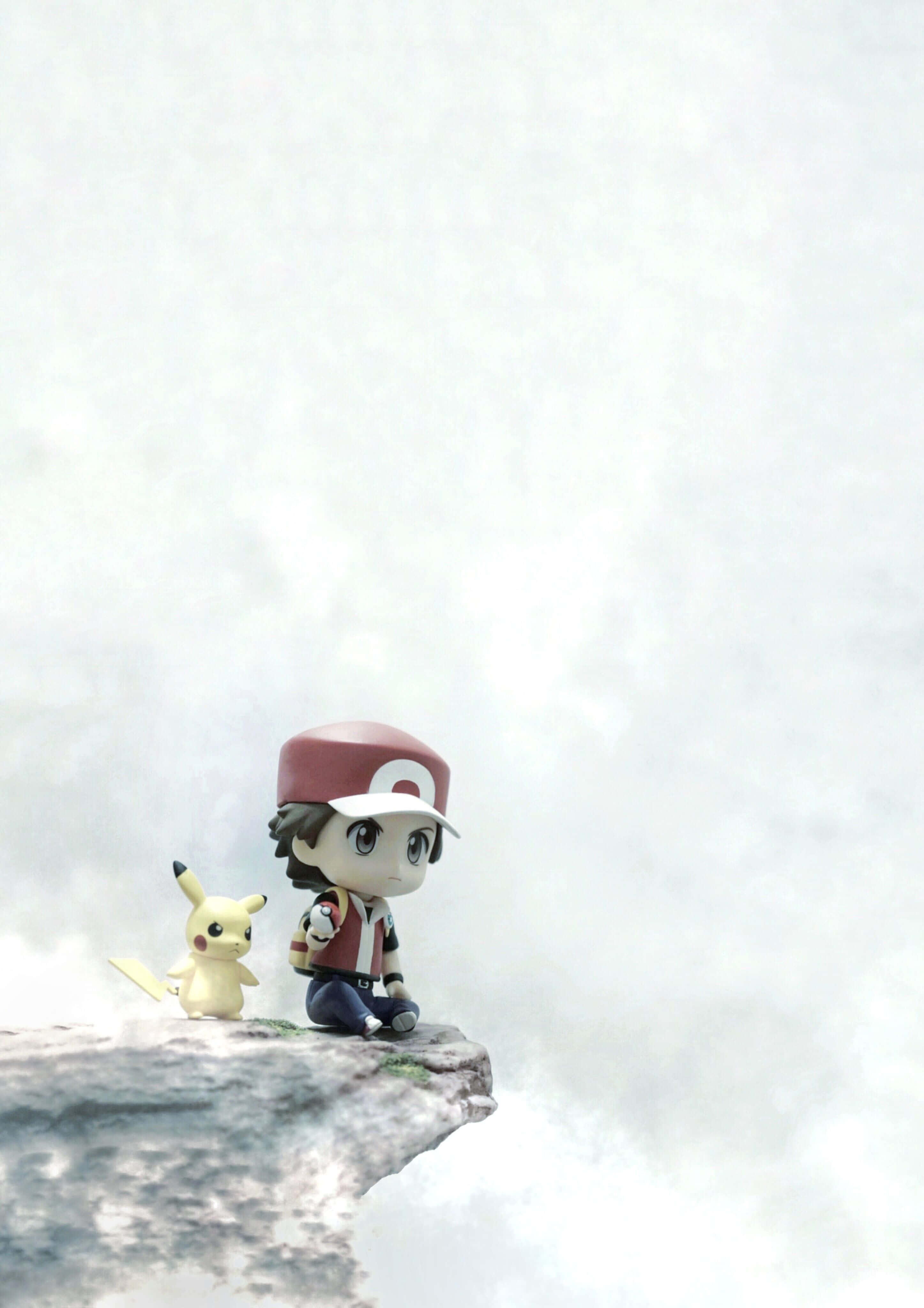 Pokemon Figures 桌布 壁紙 — 一個Q版風格的寵物小精靈訓練員與比卡超一起坐在懸崖邊，俯瞰著迷霧籠罩的廣闊景色。