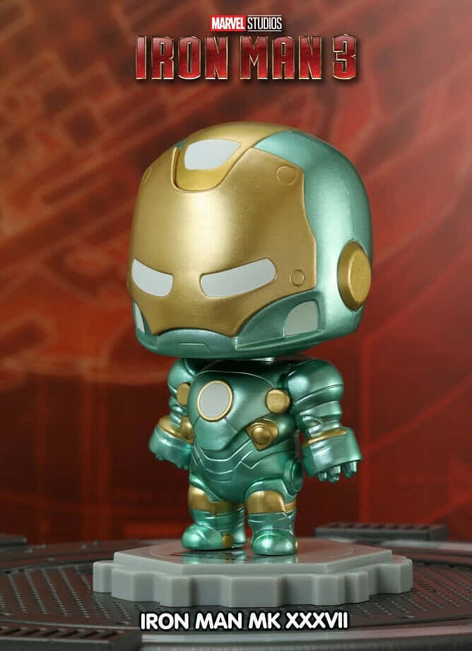 Iron Man Bobbleheads 桌布 壁紙 — 一個Q版風格的鐵甲奇俠MK XXXVII人偶站在灰色底座上，背景為帶有Marvel Studios品牌的紅色紋理背景。