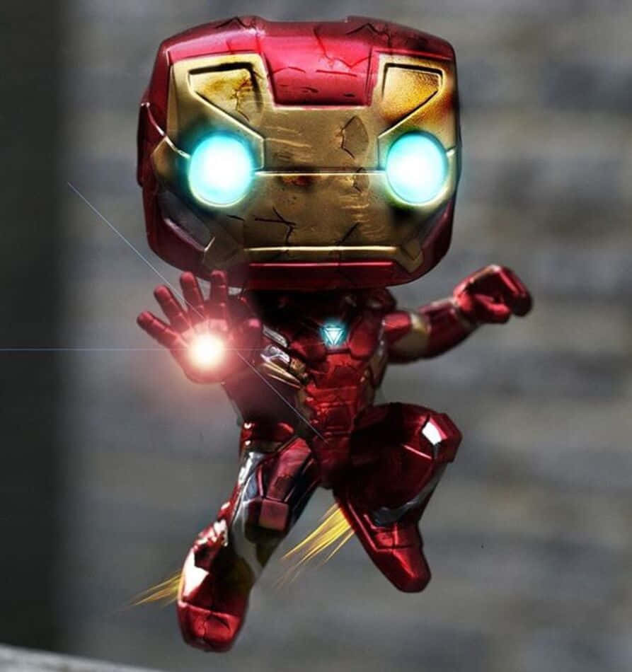 Iron Man Pop Figures 桌布 壁紙 — 一個Q版風格的鐵甲奇俠人偶在半空中懸浮，眼睛發光並發出斥力炮。