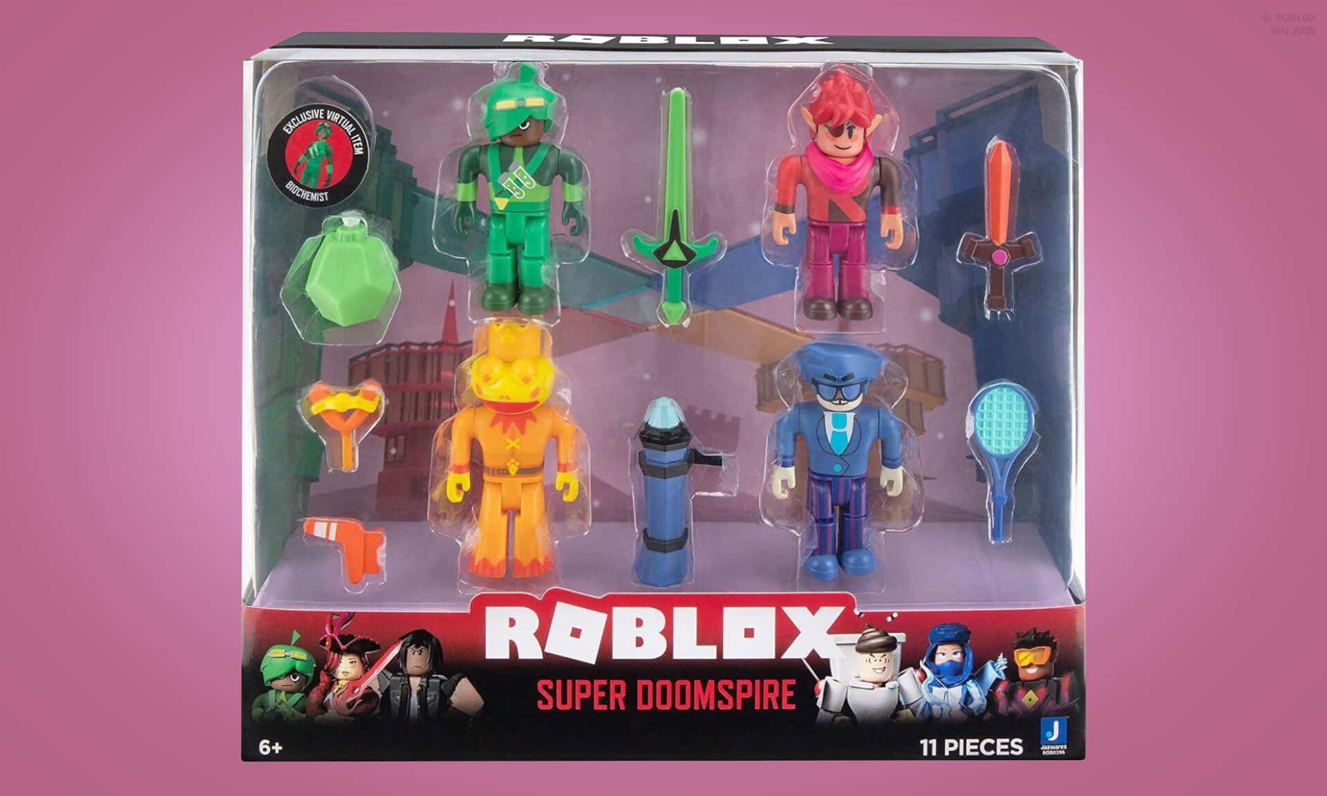 toys 桌布 壁紙 — 一個Roblox Super Doomsire玩具套裝，包含四個色彩繽紛的動作人偶和武器，展示在透明塑膠盒中，背景為粉紅色。