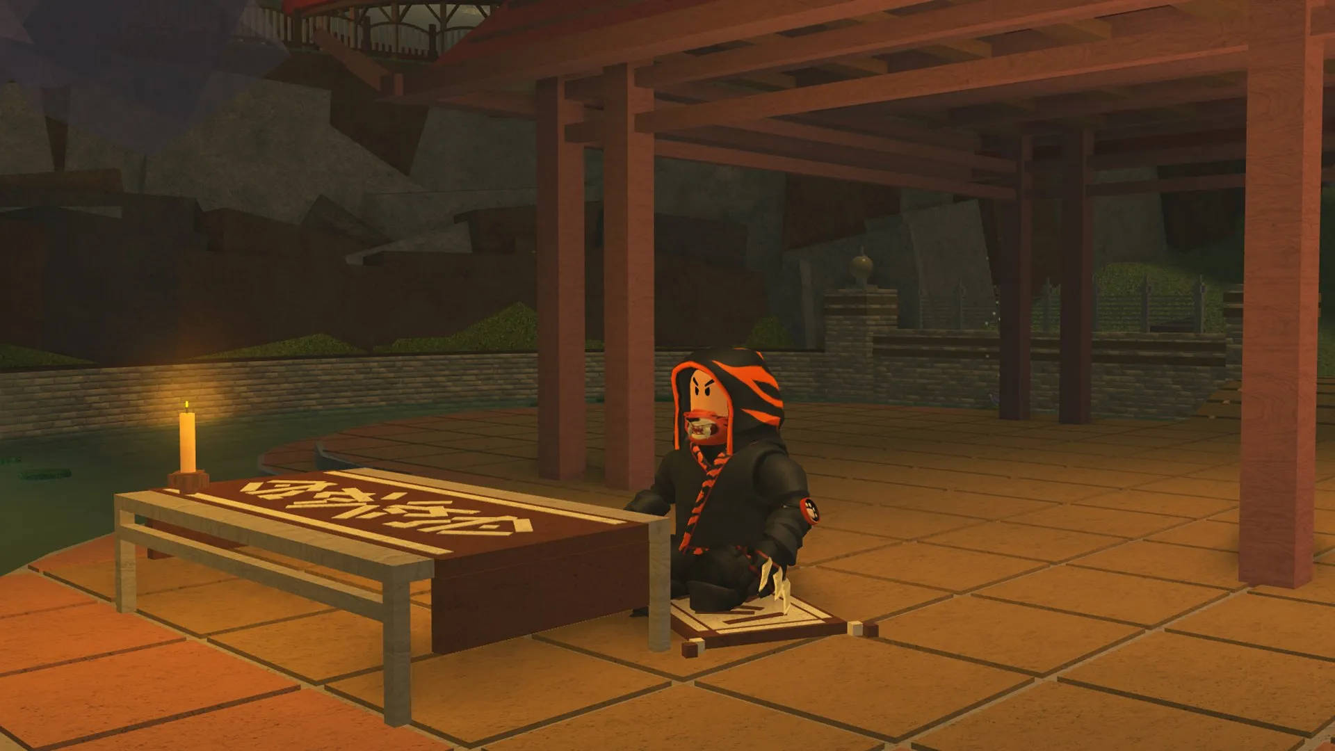 Roblox 桌布 壁紙 — 一個Roblox忍者角色在黃昏時跪在木亭下的一張點著蠟燭的桌子前。